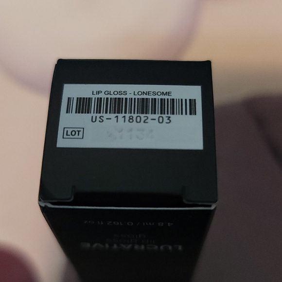 Lucrative lip Gloss - Picture 3 of 4